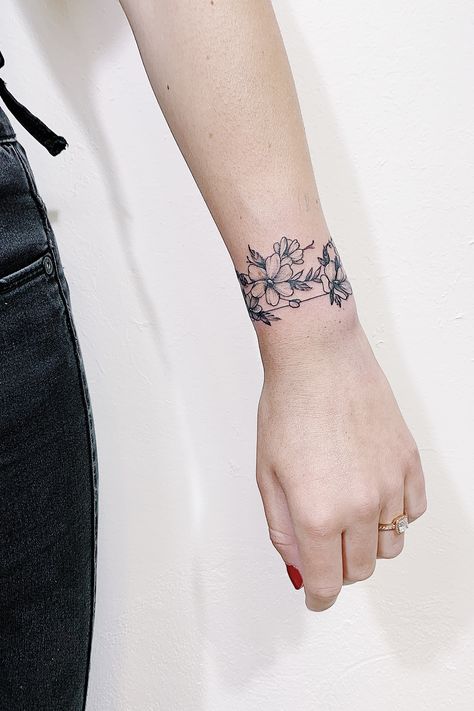 Bracelet Tattoo Drawing, Flower Tattoo Bracelet, Bracelet Tattoo Design, Flower Bracelet Tattoo, Wrist Bracelet Tattoo, Tattoo On Wrist, Bracelet Tattoo, Wrist Flowers, Forarm Tattoos