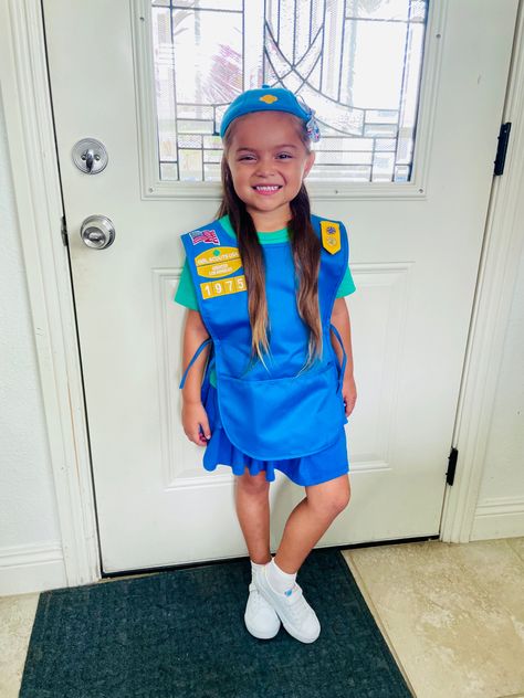 Girl scout daisy uniform. Daisy hat, skirt, girl scout tunic Girl Scout Daisy Uniform, Daisy Uniform, Daisy Hat, Girl Scout Uniform, Daisy Troop, Girl Scout Daisy, Scout Uniform, Daisy Girl Scouts, Girl Scout