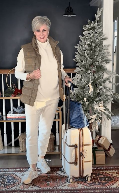 Travel Outfits For Women, Comfortable Travel Outfit, Outfits For Women Over 50, Style At A Certain Age, Winter Travel Outfit, Travel Capsule, Travel Clothes, Airport Travel, Travel Clothes Women