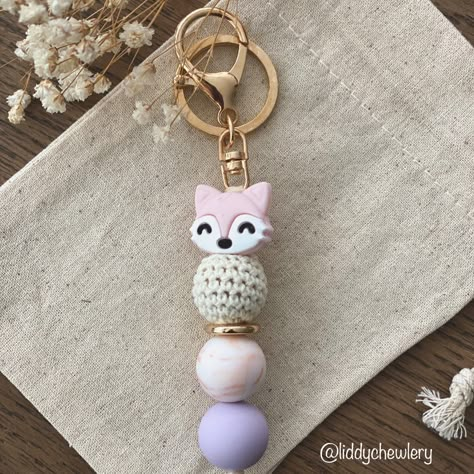 Silicone Bead Keychains, Wood Bead Keychain, Kids Clay Projects, Ideas With Clay, Silicone Bead Ideas, Beaded Key Chains, Keychain Kids, Key Chain Diy, Silicone Bead Wristlet