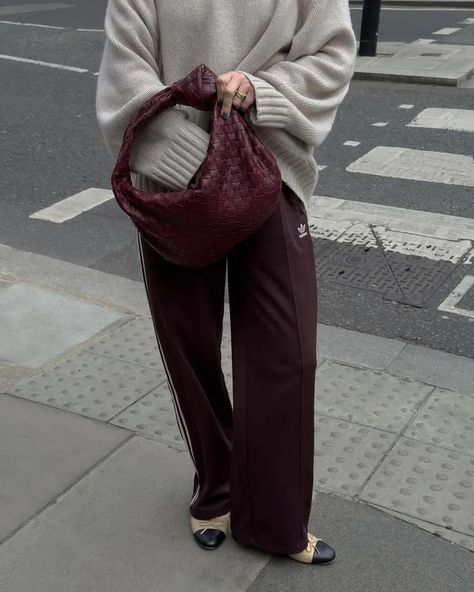 The Burgundy Accessory Trend Makes Every Outfit Look Chic | Who What Wear UK Red Bag Winter Outfit, Burgundy Bag Aesthetic, Burgundy Street Style, Burgundy Bag Outfit, Red Purse Outfit, Burgundy Accessories, Burgundy Tights, Crossbody Bag Outfit, Burgundy Purse