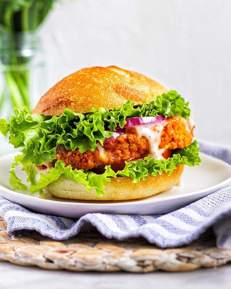 Cauliflower Sandwich, Ways To Cook Cauliflower, Vegan Cauliflower Recipes, Vegan Buffalo Cauliflower, Vegan Sandwich Recipes, Cholesterol Recipes, Raw Snacks, Buffalo Chicken Sandwiches, Buffalo Cauliflower Bites