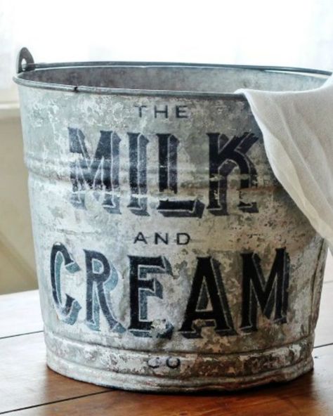 Upcycled Farmhouse Galvanized Bucket. Rustic Decor - Modern Farmhouse Interior Farmhouse Swag, Film Decor, Galvanized Decor, Old Bucket, Galvanized Buckets, Outdoor Decoration Ideas, Lata Vintage, Inexpensive Home Decor, European Home Decor