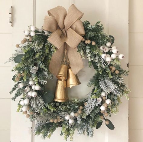 97 Farmhouse Christmas Decor Ideas For Your Home - Chaylor & Mads Christmas Wreaths For Windows, Christmas Tree Game, Christmas Diy Kids, Farmhouse Christmas Decor Ideas, Christmas Entryway, Holidays Ideas, Farmhouse Christmas Tree, Country Christmas Decorations, Pretty Christmas