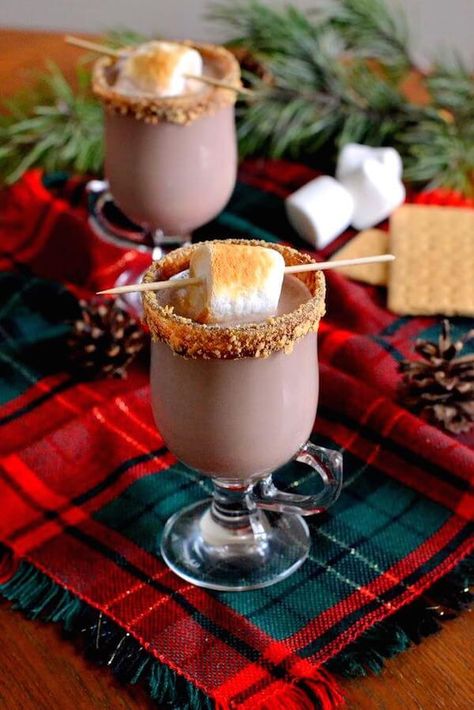 Spiked Hot Chocolate Recipe, Smores Hot Chocolate, Spiked Hot Chocolate, Hot Cocktails, Boozy Drinks, Hot Chocolate Bars, Chocolate Caliente, Winter Drinks, Hot Chocolate Recipes