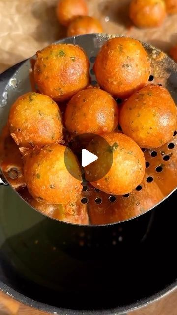 Foodys on Instagram: "The crispiest potato balls 👌 (credit: @essen_paradies) 

🎶: @kodakblack #shampoo" Cooking Goals, Potato Balls Recipe, Garlic Parmesan Potatoes, Potato Balls, Stuffed Potato Balls, Potato Snacks, Crispy Potatoes, October 8, Eat Smart