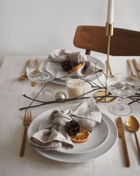 9 Holiday Tablescape Ideas From Instagram | Hunker Festive Dinner Party, Winter Floral Arrangements, Winter Tablescapes, Christmas Place Settings, Xmas Table Decorations, Christmas Dining Table Decor, Christmas Dining Table, Christmas Dinner Table, Christmas Place