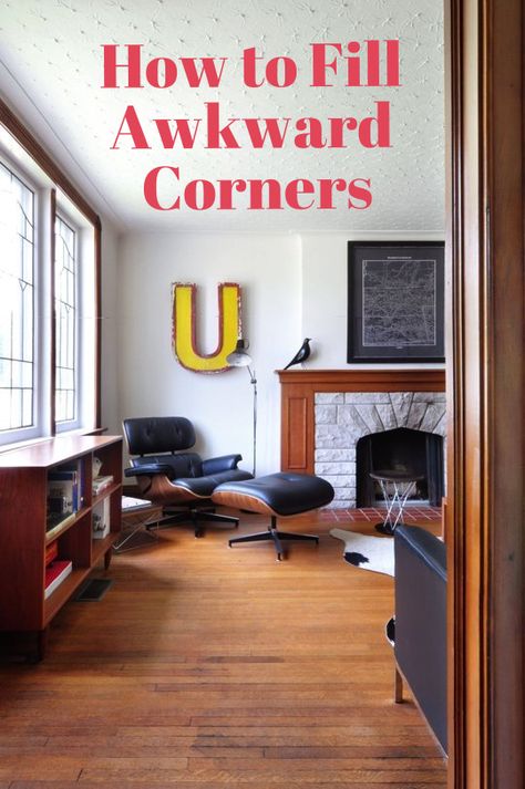 ​12 Ways to Fill Empty, Awkward Corners | Apartment Therapy Awkward Living Room Layout, Small Apartment Decorating Living Room, Living Room Decoration Ideas, Best Living Room, Vintage Dining Table, Living Room Corner, Corner Decor, Room Corner, Style Lounge