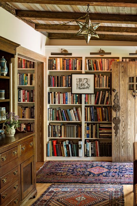 New England Interior, Rustic Entry, Modern Home Accessories, Beautiful Bookshelf, New England Home, Bookcase Styling, Bookcase Wall, Camp Style, New England Homes