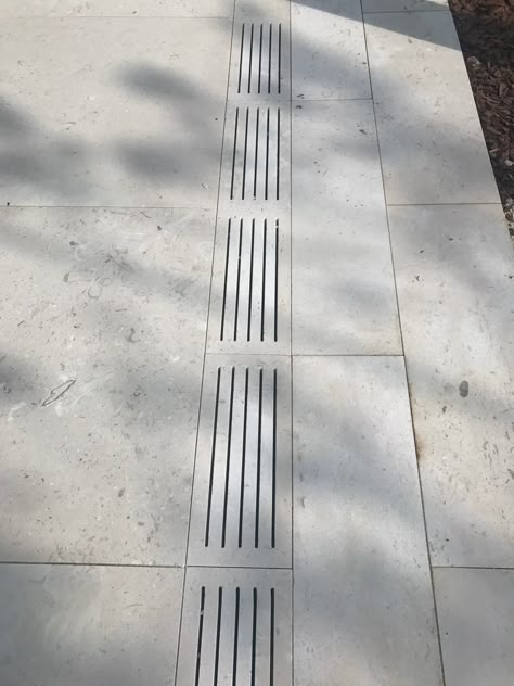 Grey Water Drainage Ideas, Outdoor Drainage Ideas, Weeping Tile Drainage, Water Draining Landscape, Linear Floor Drain, Walkway Designs, Pavers Walkway, Backyard Drainage, Linear Drain