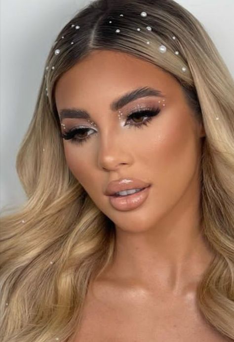 18th Birthday Make Up Looks, Face Makeup With Gems, Acquaintance Party Hairstyles, Hairstyle For Acquaintance Party, White Outfit Makeup Look, Diamenciki Makeup, White Make Up Aesthetic, Halloween Makeup Trends 2023, Eyeshadow Trends 2023