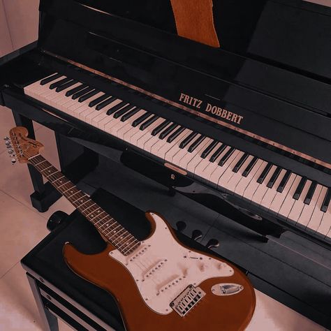 Piano And Electric Guitar, Singing Career Aesthetic, Guitar And Piano Aesthetic, Ezra Aesthetic, Hollywood Arts, Rockstar Aesthetic, Guitar Photos, Singing Career, I M Sorry