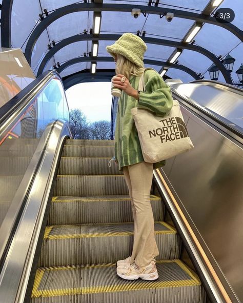 Green Bucket Hat Outfit, Bucket Hat Street Style, Chloe Frater, Tan Pants Outfit, Y2k Outfits Winter, Bucket Hat Outfit, Hat Aesthetic, Winter Outfits Aesthetic, Hat Outfit