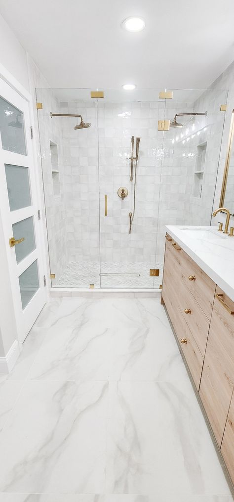 Primary bathroom design Bathroom Remodel Marble Tile, Small White Marble Bathroom Ideas, Bathroom White And Gold, Shower Tile Ideas Marble, Marble Floors Bathroom, Calcutta Gold Bathroom, Marble Floor Bathroom Ideas, Small Marble Bathroom, White Marble Bathroom Ideas