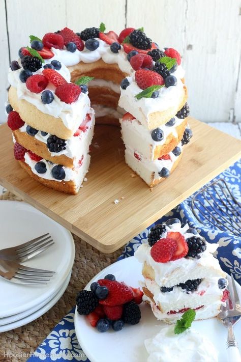 This showstopping Angel Food Cake with Berries takes ONLY 15 minutes to put together! WOW your guests with this amazing and delicious 4th of July Cake Idea or serve for any occasion! Angel Food Cake With Berries, Cake With Berries, Fourth Of July Cakes, Patisserie Fine, Diy Easy Recipes, 4th Of July Cake, 4th Of July Desserts, Dessert Aux Fruits, Brownie Desserts