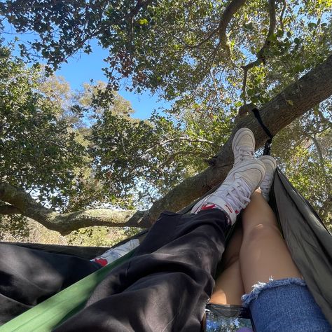 Couple On Hammock, Hammock Couple Pictures, Hammock Cuddling, Hammocking Aesthetic, Chill Couple Aesthetic, Couples Hammock, Adventure Couple Aesthetic, Hammock Date, Hammock Couple