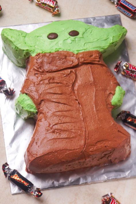 Easy Baby Yoda Cake Tutorial and Chocolate Cake Recipe – Roguish Recipe Kitchen Starwars Cakes Birthday, Yoda Cake Tutorial, Yoda Cakes, Baby Yoda Cake, Cake For Halloween, Pastel Rectangular, Yoda Party, Yoda Cake, Xmas Goodies