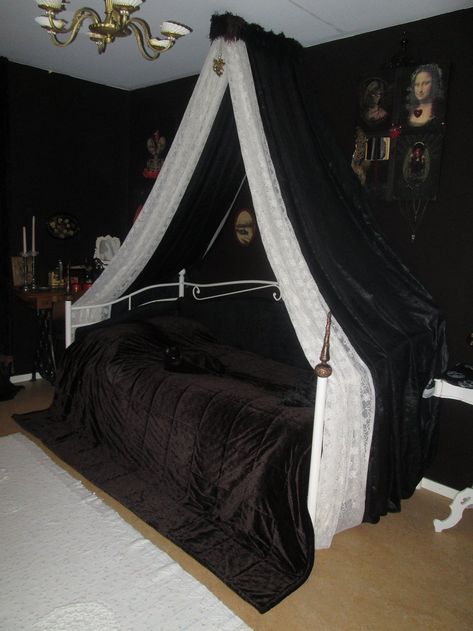 Goth Daybed, Black And Gold Bed, White Metal Daybed, Goth Bed, Gothic Bedroom Ideas, Black Canopy Bed, Divan Cama, Gothic Bed, Circle Bed