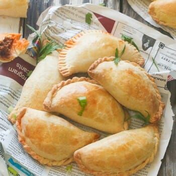 African Meat Pie (Beef Empanada) African Meat Pie Recipe, Jamaican Meat Pies, Quick Appetizer Recipes, Jamaican Beef Patties, Cuban Dishes, Beef Empanadas, Fish Pie, Quick Appetizers, Beef Patty