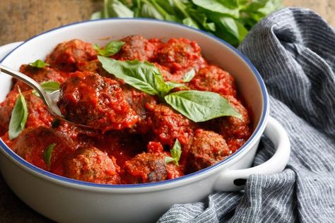 Raos Meatballs, Marinara Sauce Recipe, Diner Recept, Nyt Cooking, Red Sauce, Signature Dishes, Classic Dishes, Meatball Recipes, Marinara Sauce