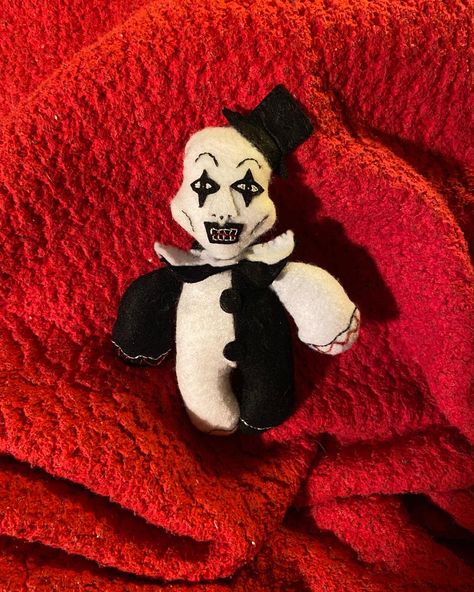 I made my own Art the Clown (from Terrifier!). Art The Clown, The Clown, Felt Dolls, Horror Movies, Minnie Mouse, Felt, Novelty Christmas, Dolls, Christmas Ornaments