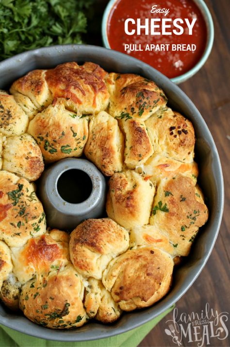 Easy Cheesy Pull Apart Bread - Family Fresh Meals Cheesy Balls, Pull Apart Recipes, Pull Apart Cheese Bread, Garlic Monkey Bread, Cheese Pull Apart, Pull Apart Garlic Bread, Cheesy Pull Apart Bread, Diy Bread, Bread Pull Apart Recipes