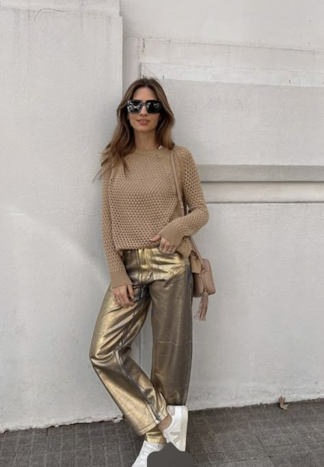 Gold Jeans Outfit Fall, Metallic Joggers Outfit, Golden Pants Outfit, Gold Trousers Outfit, Metallic Jeans Outfit, Gold Pants Outfit, Metallic Pants Outfit, Loose Pants Outfit, Gold Jeans