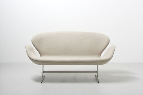 modest furniture vintage 1077 arne jacobsen swan sofa fritz hansen 01 Swan Sofa, Ikea 2015, Scandinavian Design Living Room, Scandinavian Designs, Outdoors Tattoo, Metal Furniture Design, Royal Hotel, Furniture Vintage, Arne Jacobsen