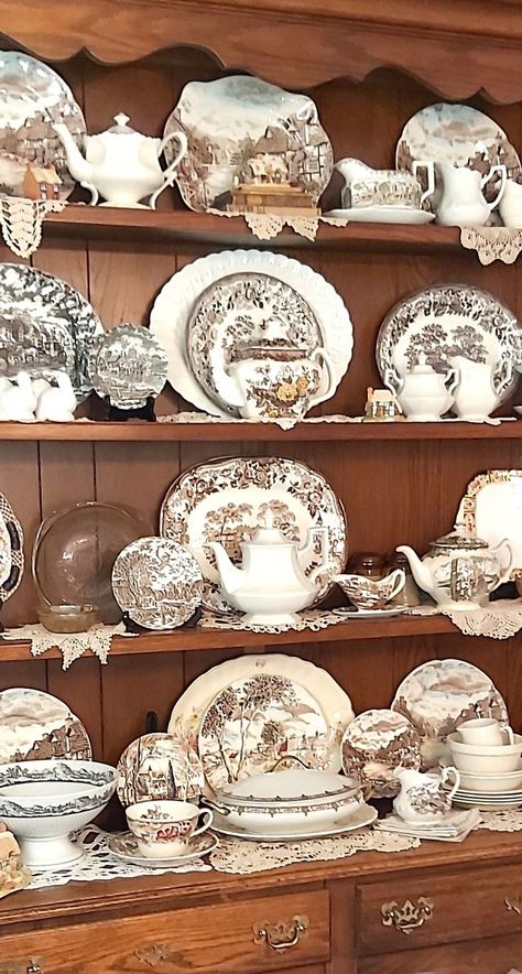 I recently found some Clarice Cliff Brown Transferware and was amazed at the quality and beautiful shade of brown transferware in this Tonquin pattern! Come and see the full display in my latest video and leave me a comment if you like it. Don't forget to subscribe to see future videos:) #brown #transferware #fall #decor #hutch #display #ironstone #farmhouse #decorating #clarice #cliff #tonquin #english Primitive House Decor, Kitchen Shelf Inspiration, Shelves Inspiration, Brown Cottage, Dishes Ideas, Brown Mouse, Vintage Booth Display, Hutch Display, Refined Rustic