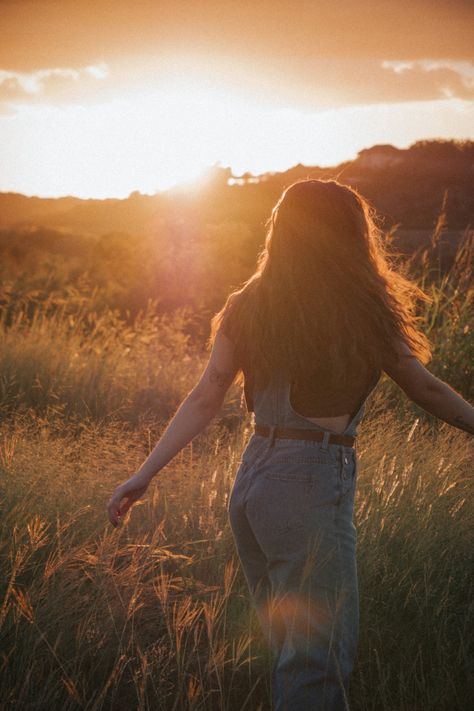 Golden Hour Picture Ideas, Golden Hour Lake Photoshoot, Sunset Pictures Poses Field, Sunset Photoshoot Ideas Golden Hour, Golden Hour Field Photoshoot, Golden Hour Senior Pictures, Hay Field Photoshoot, Heatwave Song, Aesthetic Golden Hour Photos