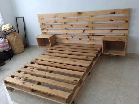 Camas Camas | Pallet furniture bedroom, Wood pallet beds, Diy pallet bed Wood Pallet Beds, Diy Pallet Bed, Western Bedroom Decor, Pallet Furniture Designs, Pallet Beds, Pallet Patio, Pallet Bed, Pallet Furniture Bedroom, Pallet Ideas