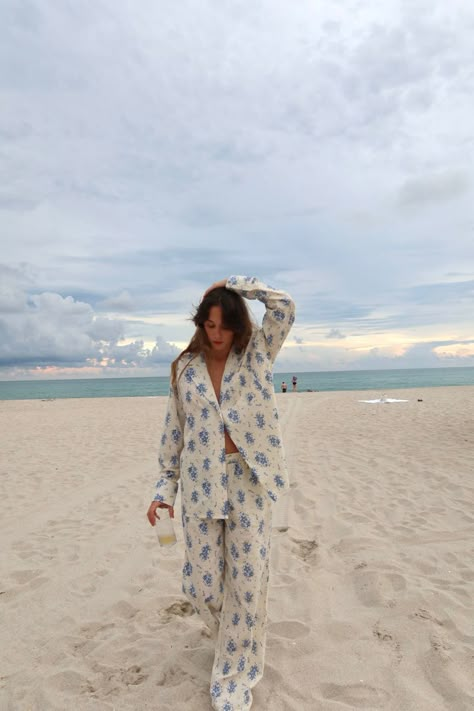 Kita Liss. Sunset in Miami. Pajama set. Pajama pants. Sunset outfit. Beach photoshoot. Beach sunset photoshoot Pajamas Pictures Ideas, Pijama Photoshoot Ideas, Sleep Wear Aesthetic, Pajama Photoshoot, Pajama Aesthetic, Lounge Photoshoot, Vacation Loungewear, Lounge Wear Aesthetic, Beach Sunset Photoshoot