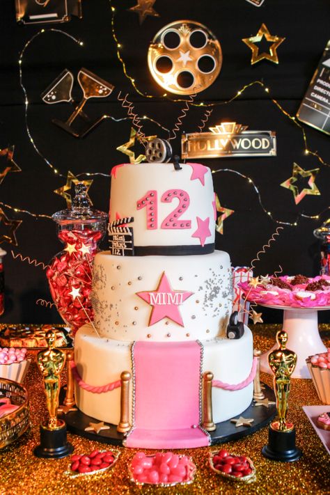 Torta inspo pink hollywood Pink Hollywood Aesthetic, Pink Movie Party, Red Carpet Cake Ideas, Pink Hollywood Theme Party, Red Carpet Birthday Cake, Hollywood Birthday Cake, Hollywood Party Cake, Movie Theme Cake, Glamour Cake