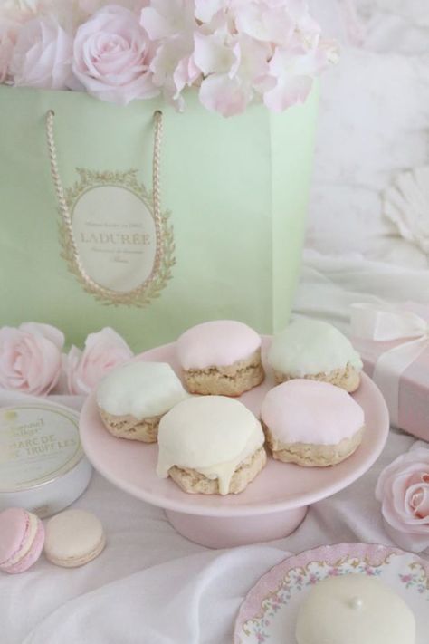 Photo Wall Collage Bedroom Inspiration, Laduree Aesthetic, Macaroons Pink, Photo Wall Collage Bedroom, Bedroom Inspirations Aesthetic, Wall Collage Bedroom, Tea Party At Home, Collage Bedroom, Valentines Tea Party