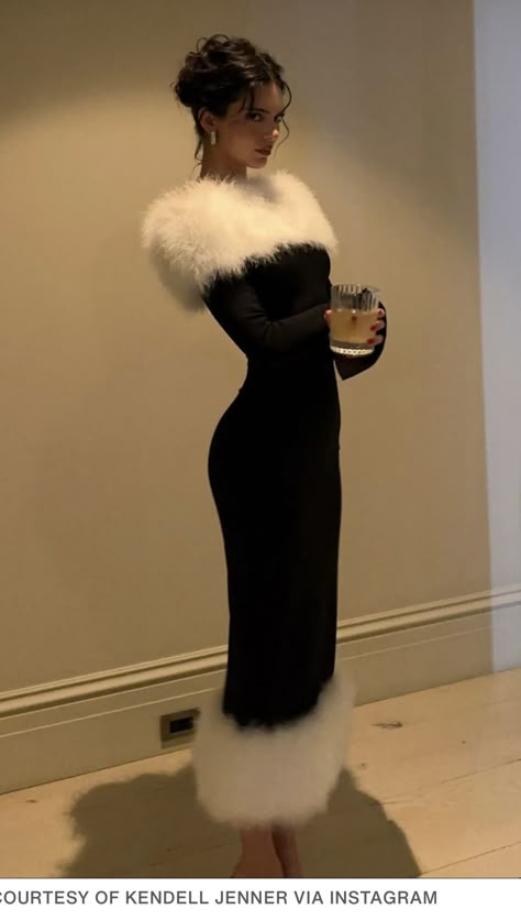 Europe Winter Fashion, Fur Dress, Black Dresses Classy, Jenner Style, Kendall And Kylie, Kendall Jenner Style, Glam Dresses, Looks Chic, Classy Dress