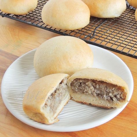 Meat Hand Pie Recipe, Meat Buns, Bierocks Recipe, Stuffed Rolls, Stuffed Buns, Meat Bun, Mennonite Recipes, German Cooking, Yeast Recipes