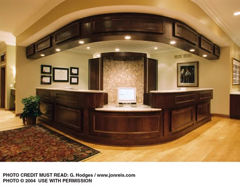 Interior Design of Healthcare. Reception desk uses traditional wood, hardwood floors and area rugs. Medical Reception Desk, Traditional Reception Desk, Healthcare Reception, Dental Decor, Spa Design Interior, Hospital Ideas, Front Desk Design, Law Office Design, Doctor Office Design