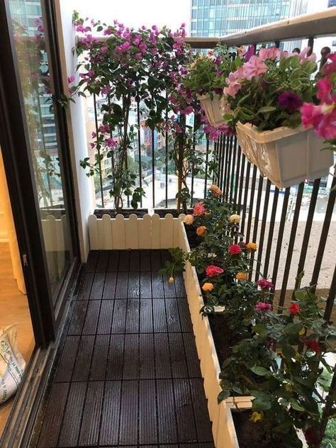 Balcon Mic, Outdoor Herb Garden, Apartment Balcony Garden, Hanging Herb Garden, نباتات منزلية, Small Balcony Garden, Small Terrace, Terrace Decor, Small Balcony Design