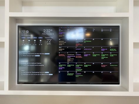 Smart Home Setup, Dakboard Wall Display, Electronic Family Calendar, Home Dashboard, Digital Command Center Family, Family Dashboard Wall, Smart Calendar, Family Calendar Ideas, Dakboard Ideas