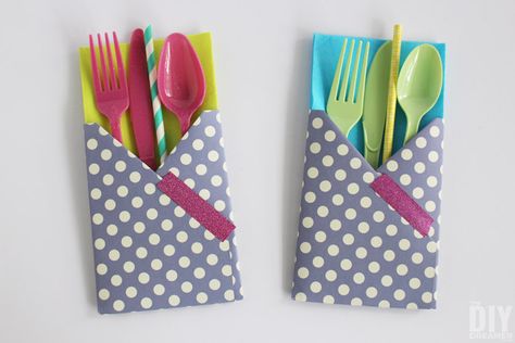 Crafting with Paper: DIY Utensil Holders! These little guys are so easy to make and they come in really handy at parties! Utensils Holder Diy, Diy Utensil Holder, Diy Utensils, Utensil Holders, Paper Craft Tutorials, Creative Scrapbook, Diy Ikea, Paper Diy, Cutlery Holder