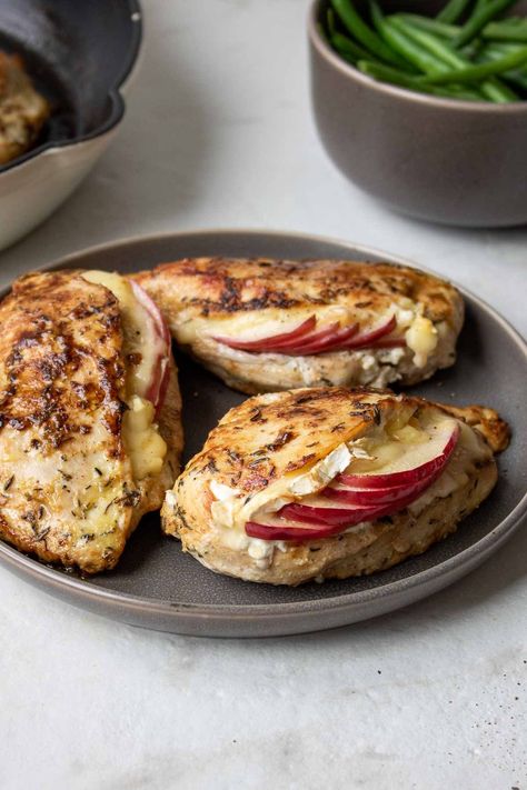 Apple And Brie Stuffed Chicken Breast, Brie Chicken Recipes, Apple Brie Stuffed Chicken, Apple And Brie Stuffed Chicken, Chicken And Apple Recipes, Chicken Apple Brie, Apple Stuffed Chicken Breast, Brie Stuffed Chicken, Brie Chicken