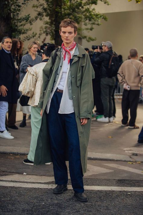 Ss23 Street Style, Minimalist Street Style, Fall Style Guide, Model Street Style, Paris Fashion Week Street Style, Street Style Paris, Fall Fashion Trends, Fashion Week Spring, Paris Fashion