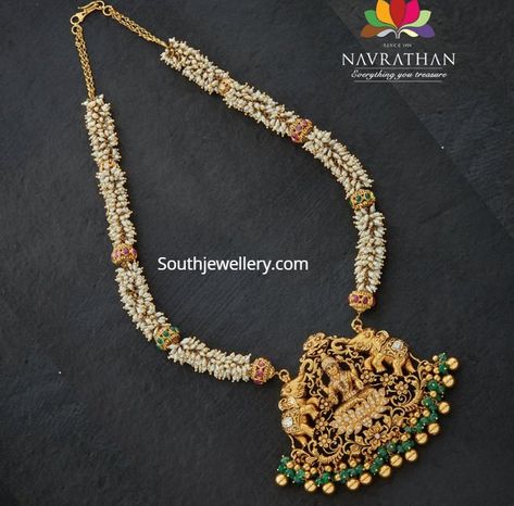 Lakshmi Pendant Gold, Navrathan Jewellers, Antique Pearl Necklace, Lakshmi Pendant, Long Mangalsutra, Stone Jewelry Necklace, Haram Designs, Diamond Wedding Jewelry, Pearl Jewelry Design