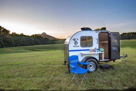 Teardrop Camper Interior, Teardrop Trailer Camping, Camp Hacks, Camper Van Shower, Tiny Campers, Lightweight Campers, Small Trailers, Fiat 500 Car, Used Campers