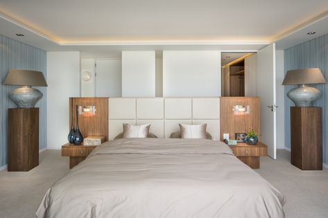 HOOG.design – Exclusive living inspirationSophisticated Elegance - Bed In Middle Of Room, Luxe Bed, 70s House, Couple Bedroom, Remodel Bedroom, Main Bedroom, House Architecture Design, Bedroom Suite, My New Room