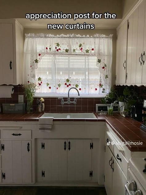 Cottagecore Curtains, Vintage Style House, Cottagecore Home Decor, Cottagecore Home, Cool Room Decor, 70s Home, Retro Diner, Tiny House Interior, Pretty Room