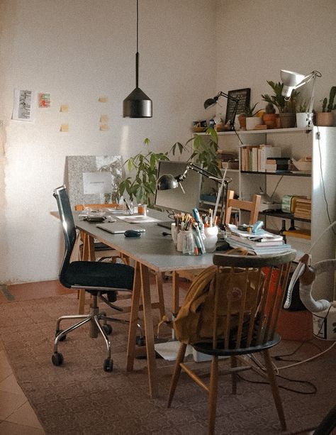 Digital Artist Workspace, Muji Desk, Rental House Decorating, Mid Century Living Room Decor, Atelier Interior, Cozy Desk, Art Studio Room, Wooden Bedroom, Work Space Decor