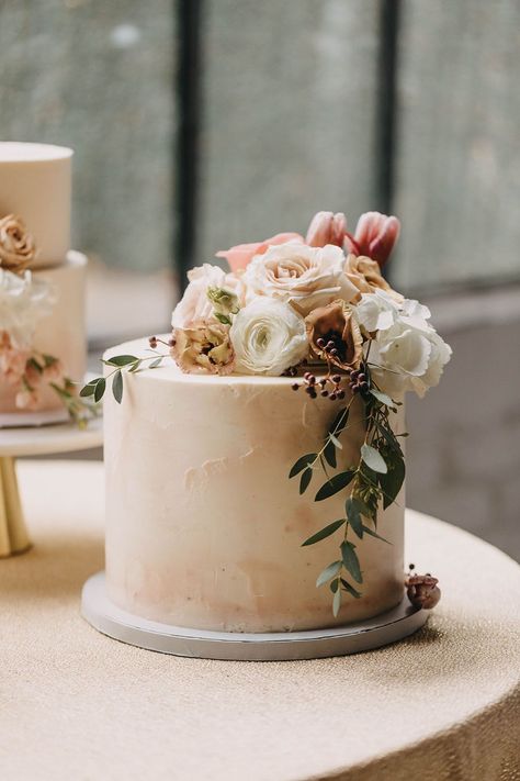 Just no getting over this earthy luxe wedding inspiration with a neutral color palette, cane-backed dining chairs and a tulle bridal cape! Simple Small Wedding Cakes, Wedding Cake One Tier, Wedding Cake Neutral, One Tier Wedding Cake, Rustic Baby Shower Cake, Single Tier Wedding Cake, Wedding Cakes One Tier, Stephanie Williams, Boho Wedding Cake