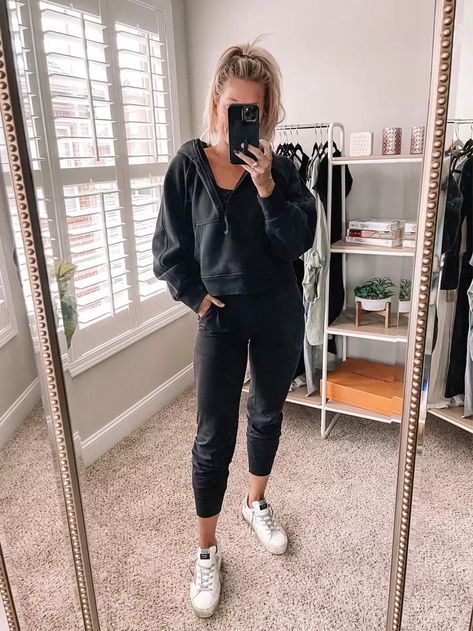 Lulu Joggers Outfit, Lululemon Jogger Outfit, Athletic Joggers Outfit, Active Wear Outfits Winter, Sweats Aesthetic, Lulu Joggers, Jogger Pants Outfit, Lulu Pants, Outfits Athletic