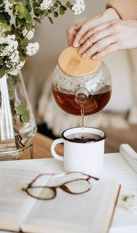 Person Pouring Tea, Linden Tea Benefits, Healing Tea Recipes, Linden Tea, Pouring Tea, Photography Tea, Tea For Colds, Herbal Tea Benefits, Good Morning Tea